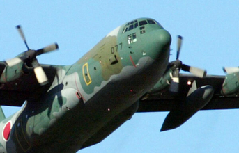 自衛隊が「シャワーセット」を熊本へ空輸する動画を公開！ 陸上輸送は民間企業が担当し被災地に