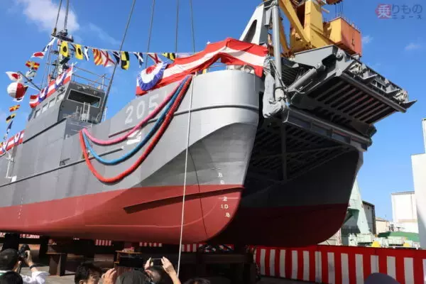 斬新スタイルの自衛隊MSV「あかね」横浜でお披露目！ ミサイル車両も運べる 配備先は鹿児島県!?