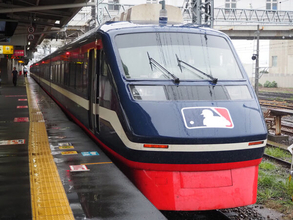 「あれ、どこから乗るの？」 常識を覆し続ける“座席だけ”車両 特急の「生まれつき0扉車」に乗った