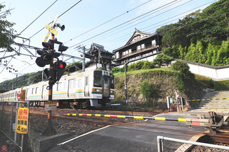 石段登ったら「踏切」 境内を貫く線路 でも寺は鉄道の理解者だった