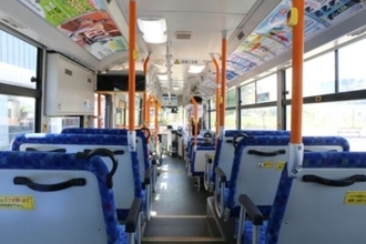 バスの手すり「オレンジ」は“絶対ルール”！ じゃあ座席が「青い」理由は？ 国が決めた意外なワケ