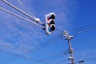 世界標準は「縦」なのに…なぜ日本の信号は「横」？ 国内には“縦メイン地域”も！ 理由が深かった