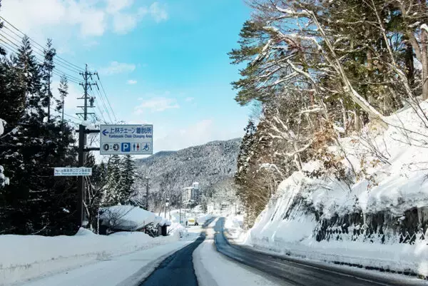 スタッドレスでも「の、登れない…!?」 2WD車は“チェーン携行推奨” 待ち受ける悪夢とは？ 首都圏から日帰り圏の要注意スキー場