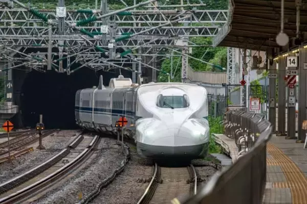 ドクターイエロー引退の裏側 なぜ“専用車がない方が安全”なのか？ ド派手なボディ色の意味と新幹線の未来