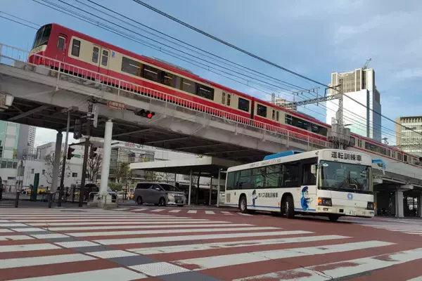 「えっ「自家用」バスなんですか？ どう見てもフツーのバスだが… 意外と身近なバスジャンル 最近は「自家用へ逆戻り」現象も!?」の画像