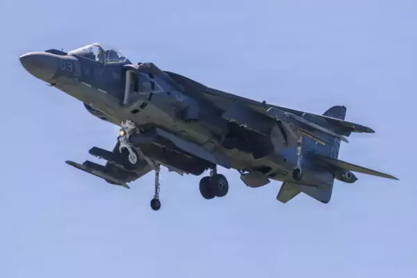 「操縦はヒヤヒヤ!? 万能の垂直離着陸機「ハリアー」と似て非なるF-35B 飛び方の違いとは？」の画像