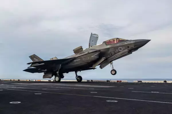 「操縦はヒヤヒヤ!? 万能の垂直離着陸機「ハリアー」と似て非なるF-35B 飛び方の違いとは？」の画像