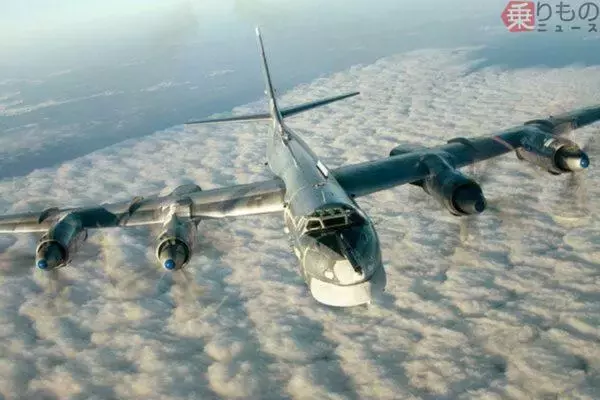 ロシア軍の戦略爆撃機が「真っ二つ」に ウクライナが「約800kmの長距離攻撃」 衛星画像で損傷確認