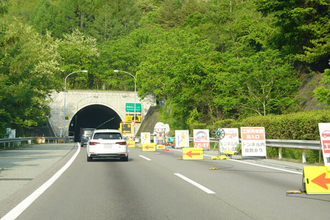 高速道路の工事規制が「ムダに長い!?」だから渋滞！ 作業してるのはチョットだけ それでも“規制区間が長くなりがち”なワケとは？