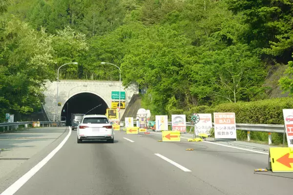 高速道路の工事規制が「ムダに長い!?」だから渋滞！ 作業してるのはチョットだけ それでも“規制区間が長くなりがち”なワケとは？