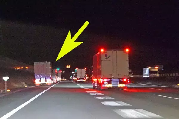 知られてないだけ？ 新東名の「臨時駐車場」があまり使われていないワケ 夜の本線まで溢れるトラック