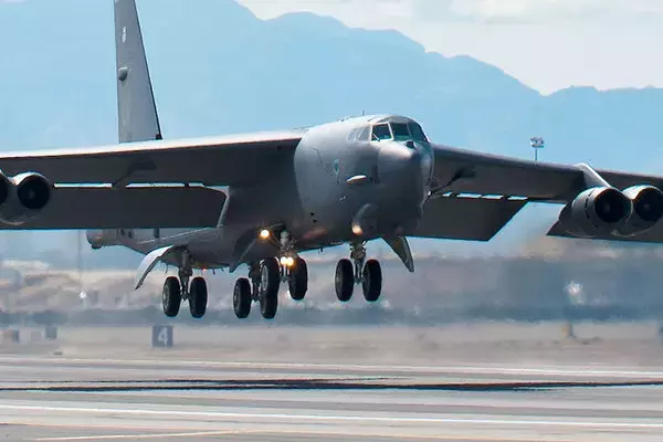 突如出現！ アメリカ軍の超大型爆撃機B-52が再び東京に どこから来た？