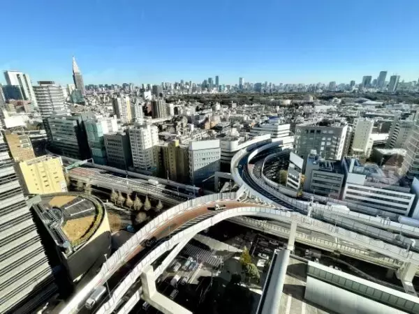 首都高のトンネル合流なぜ怖い？ 地下の「金太郎飴」構造と“右側合流”に隠された苦肉の策 過密都市・東京が生んだ「逆転の発想」