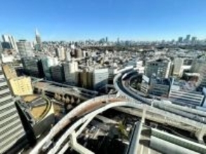 首都高のトンネル合流なぜ怖い？ 地下の「金太郎飴」構造と“右側合流”に隠された苦肉の策 過密都市・東京が生んだ「逆転の発想」