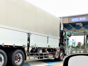 「インターやSAの出入口付近でずっと停まってるトラック」は、一体何をしているのか？