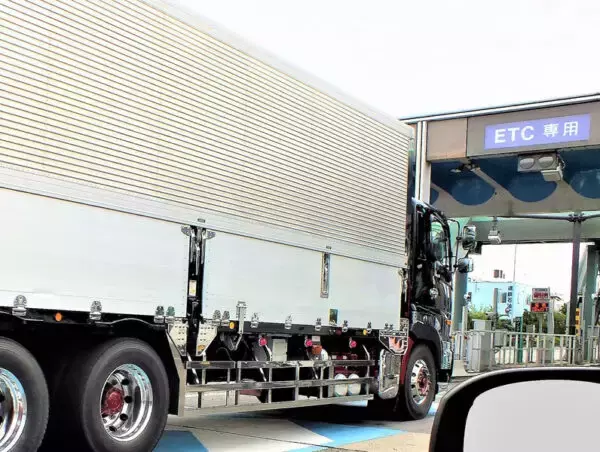 「インターやSAの出入口付近でずっと停まってるトラック」は、一体何をしているのか？