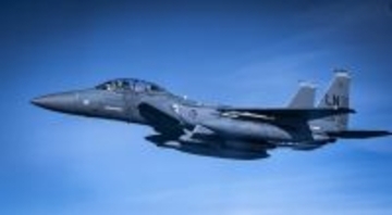 米空軍に新たな「緑のF-15E」が誕生！ 異例の “40年前の爆撃機”カラーに込められた特別な意味とは