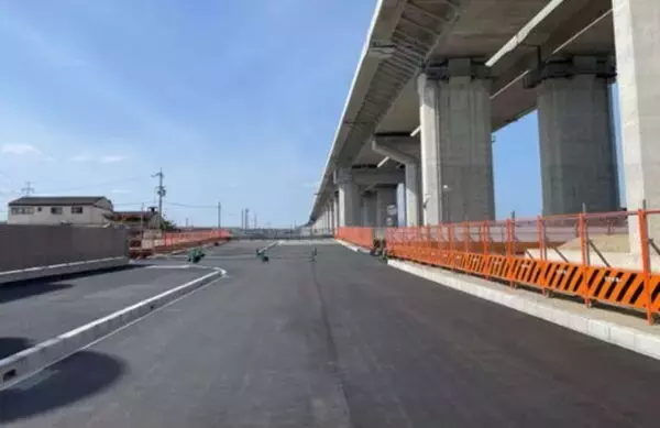 「新名神の側道」ついに“上下線きっちり分離”へ 「逆走に注意！」 開発ラッシュの周辺も激変！ 今夜“交通切り替え”