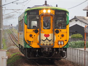 「あらゆるコストが切り詰められた時代」を色濃く反映した“ギリギリ国鉄形車両”に乗った 「ガチャ…」←何いまの音!? 世代交代進む四国で