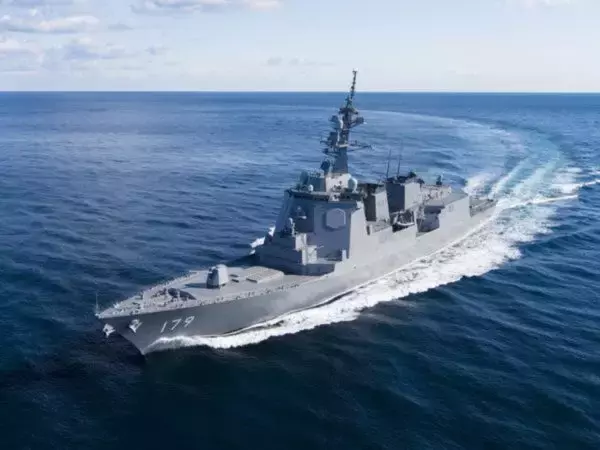 海上自衛隊が公開した「奇跡的な1枚」に注目集まる 「AIか？と思うような凄い写真」「ドンピシャのピント」