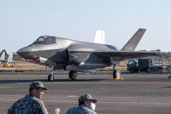 空自の“最新鋭ステルス戦闘機”がドレスアップ「あれ？ 表面とかにいろいろ塗っちゃダメなんじゃないの？」驚きの理由が明らかに