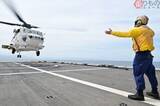 「「ぶつかりそう！」米巡視船へ海自ヘリが“神業着艦”！！ パイロット視点の映像に驚きの声多数」の画像1