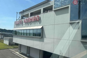 「ポトフみたいで健康そう♪」→まさかの電撃走る！ “ザ・地方空港”に出現の「背徳感ゼロ」の怪物麺…食べたら「やっぱブッ飛んでる…」