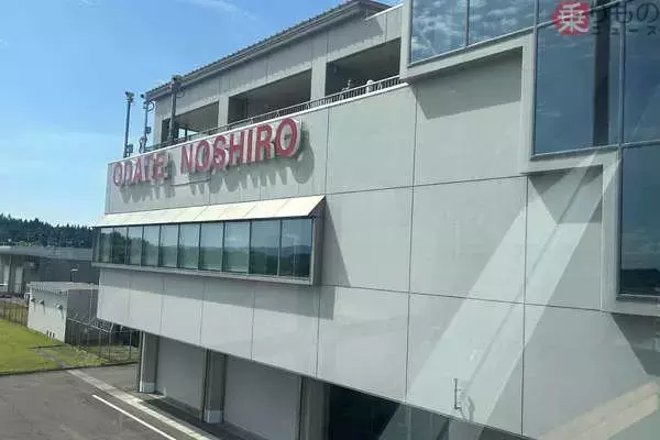 「ポトフみたいで健康そう♪」→まさかの電撃走る！ “ザ・地方空港”に出現の「背徳感ゼロ」の怪物麺…食べたら「やっぱブッ飛んでる…」