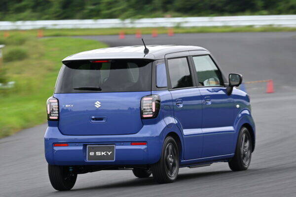 スズキ初の軽EVは「アルトとワゴンRを足して2で割った」感じ？ 「EVである前に軽自動車」と強調するワケ 試乗で「なるほどな…」