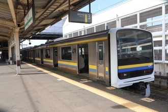 復旧まで“1か月” 代行バスで連絡の「JR総武本線」に乗った 台風25号と千葉豪雨とで真逆の構図