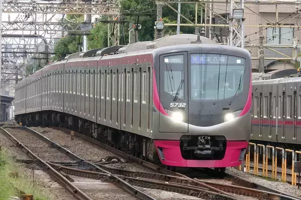 京王ライナーを「個室にできます！」制服の貸し出しも可“走る実験室”の実証試験を開始