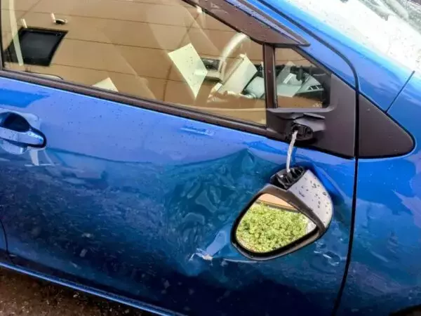 「車を擦って修理費「数十万円！」 直す？／放置する？／自分でやる？ 経験談をいろいろ聞いた」の画像