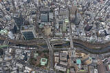 「「こんな崖地に駅ビル建てたのか！」 “人工の渓谷”で進む大工事を空から観察 見慣れた工事風景もあと少し？」の画像1