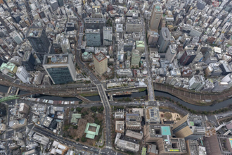 「こんな崖地に駅ビル建てたのか！」 “人工の渓谷”で進む大工事を空から観察 見慣れた工事風景もあと少し？