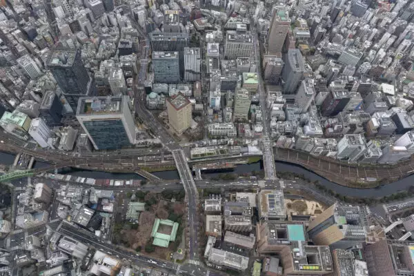 「こんな崖地に駅ビル建てたのか！」 “人工の渓谷”で進む大工事を空から観察 見慣れた工事風景もあと少し？