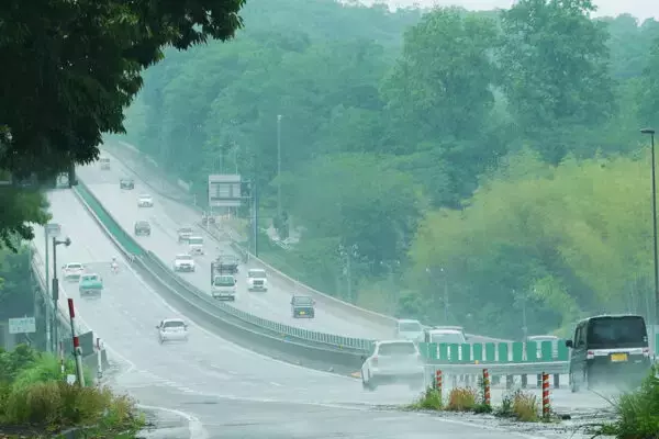 これで国道8号「県内ほぼ“4車線化or立体化”」実現！ 市街地の“現道拡幅”まもなく完成 隣の区間は「まるで高速」そうならなかったワケ