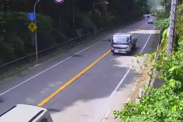 「これで国道8号「県内ほぼ“4車線化or立体化”」実現！ 市街地の“現道拡幅”まもなく完成 隣の区間は「まるで高速」そうならなかったワケ」の画像