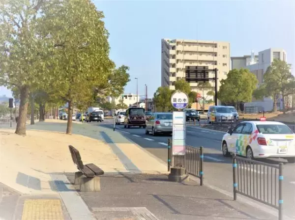 「車庫前」なのに車庫がない!? バス停名が“亡霊化”する理由とは 「〇〇さん宅前」が許されるワケ