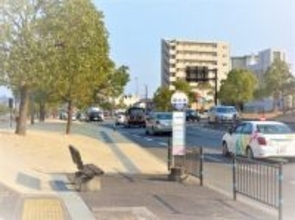 「車庫前」なのに車庫がない!? バス停名が“亡霊化”する理由とは 「〇〇さん宅前」が許されるワケ