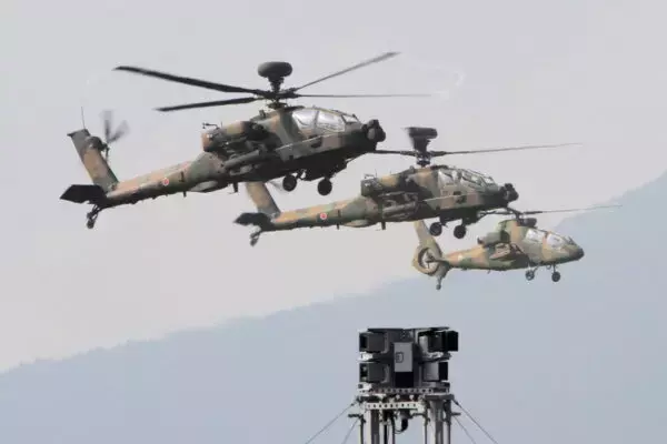 「陸自の戦闘ヘリ「全廃」して大丈夫？ 3月末にコブラ部隊が激変… 「ドローン万能論」と逆行する世界のリアル」の画像
