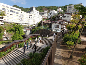 「日曜の夕方でも満車なの…？」 一度は寂れた温泉地が「ザ・昭和」のまま劇的復活！ その“令和らしい理由”を実感した