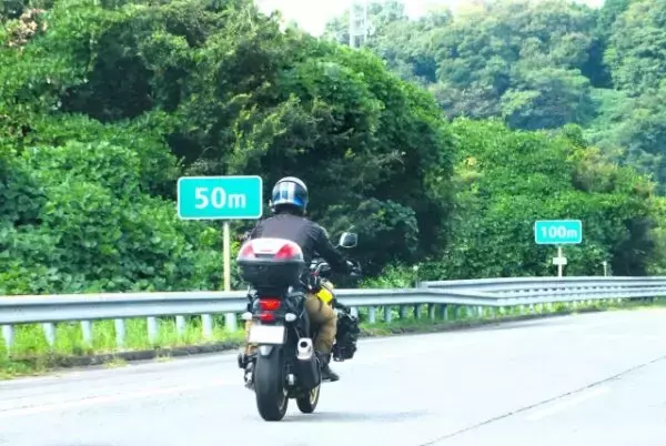 「軽自動車と同じ」は不公平？ バイク高速料金“長年の謎”「1車線使うから」は本当か ついに見直しへ