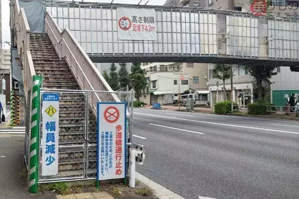 街から消えゆく「歩道橋」なぜ最近どんどん撤去される？「昭和の遺産」が役目を終えつつある理由