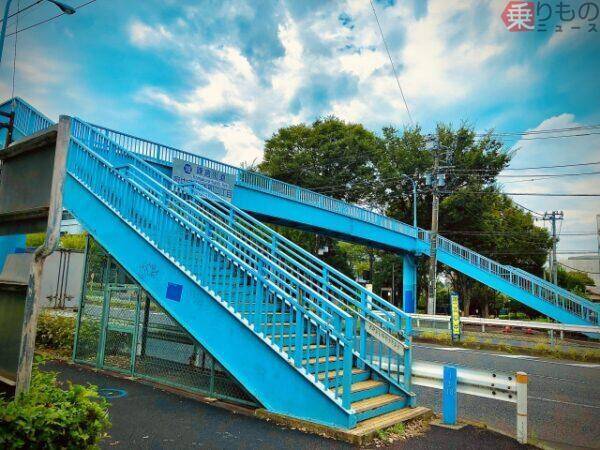 街から消えゆく「歩道橋」なぜ最近どんどん撤去される？「昭和の遺産」が役目を終えつつある理由
