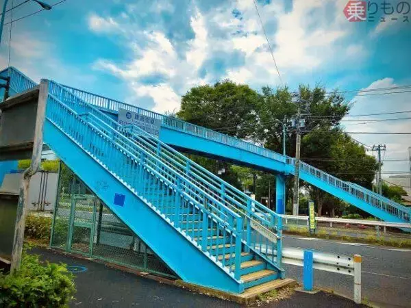 「街から消えゆく「歩道橋」なぜ最近どんどん撤去される？「昭和の遺産」が役目を終えつつある理由」の画像