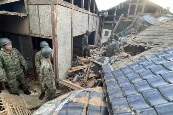 被災地で自衛隊が「他人の土地」へ勝手に入っている…法的根拠は？ 彼らに与えられた権限とは