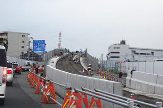 横浜に“巨大な陸橋”が出現！ 白い壁が延々と続く“激変中エリア”今後どうなる 渋滞はあと半年ガマンか？