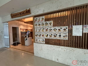知られざる「那覇空港の穴場食堂」が “衝撃の店”でした！ 「破壊力MAXのカツ丼＆神コスパ」に驚愕…食べ過ぎないのムリ！