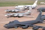 「「墜落しても減らない」爆撃機の謎 “76機体制”を維持できる秘密が「航空機の墓場」にあった」の画像1