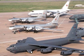 「墜落しても減らない」爆撃機の謎 “76機体制”を維持できる秘密が「航空機の墓場」にあった